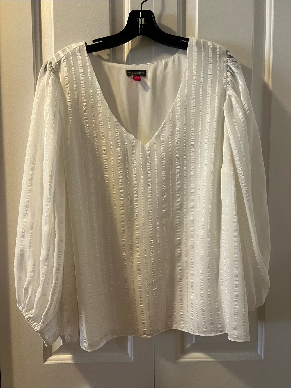 Vince Camuto White Textured V-Neck Balloon Sleeve Blouse